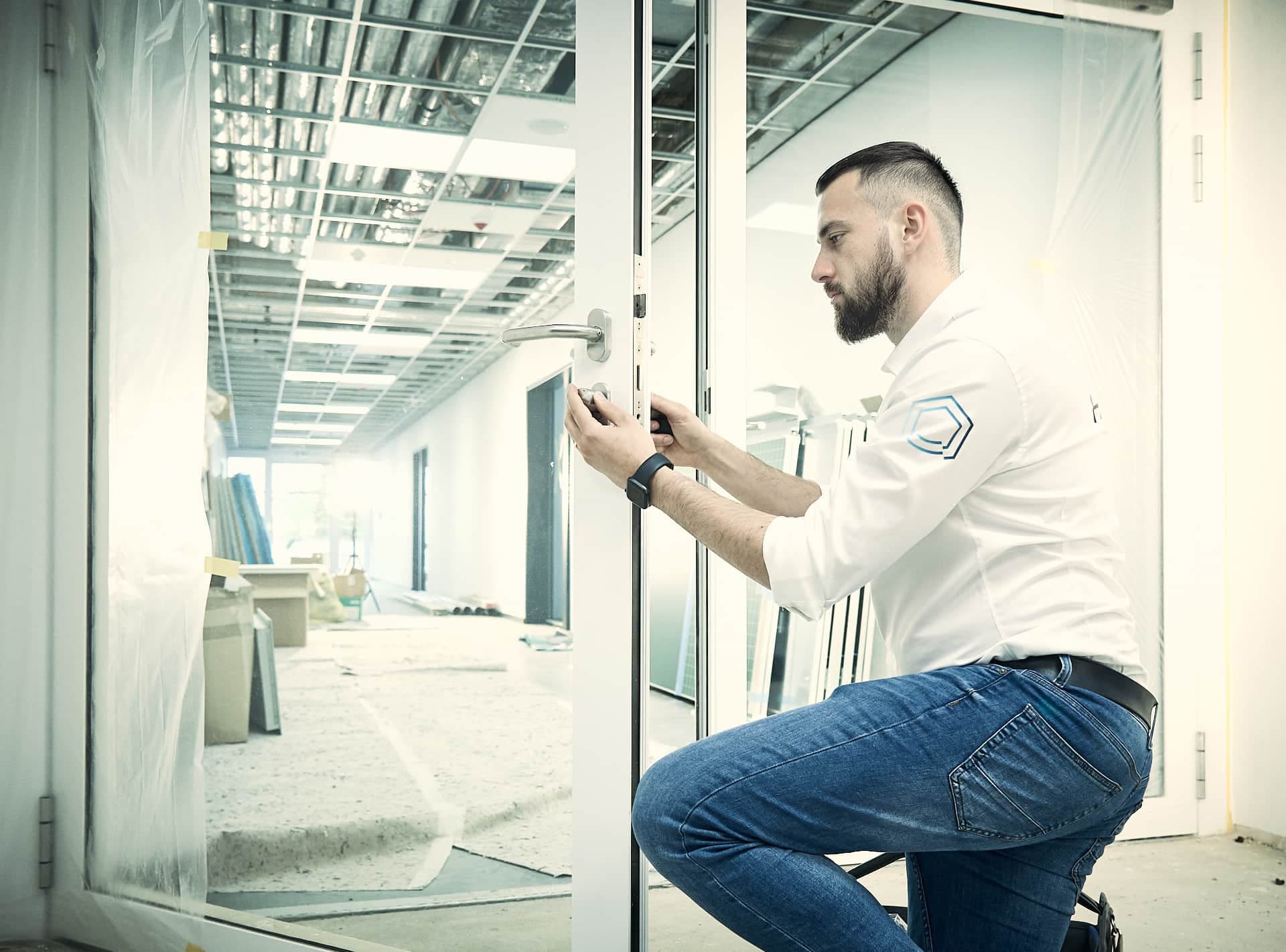 HORN-Monteur arbeitet an einer Glastür