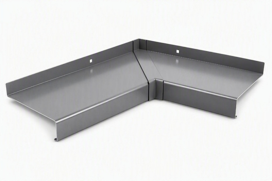 Werkseitig gefertigtes Eckstück aus Aluminium für eine Fensterbank über Eck