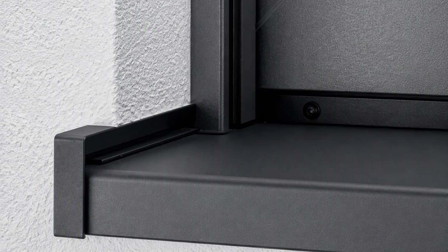Werkseitig ausgeklinkter Fensterbankabschluss, der passgenau um eine Rollladenführungsschiene greift